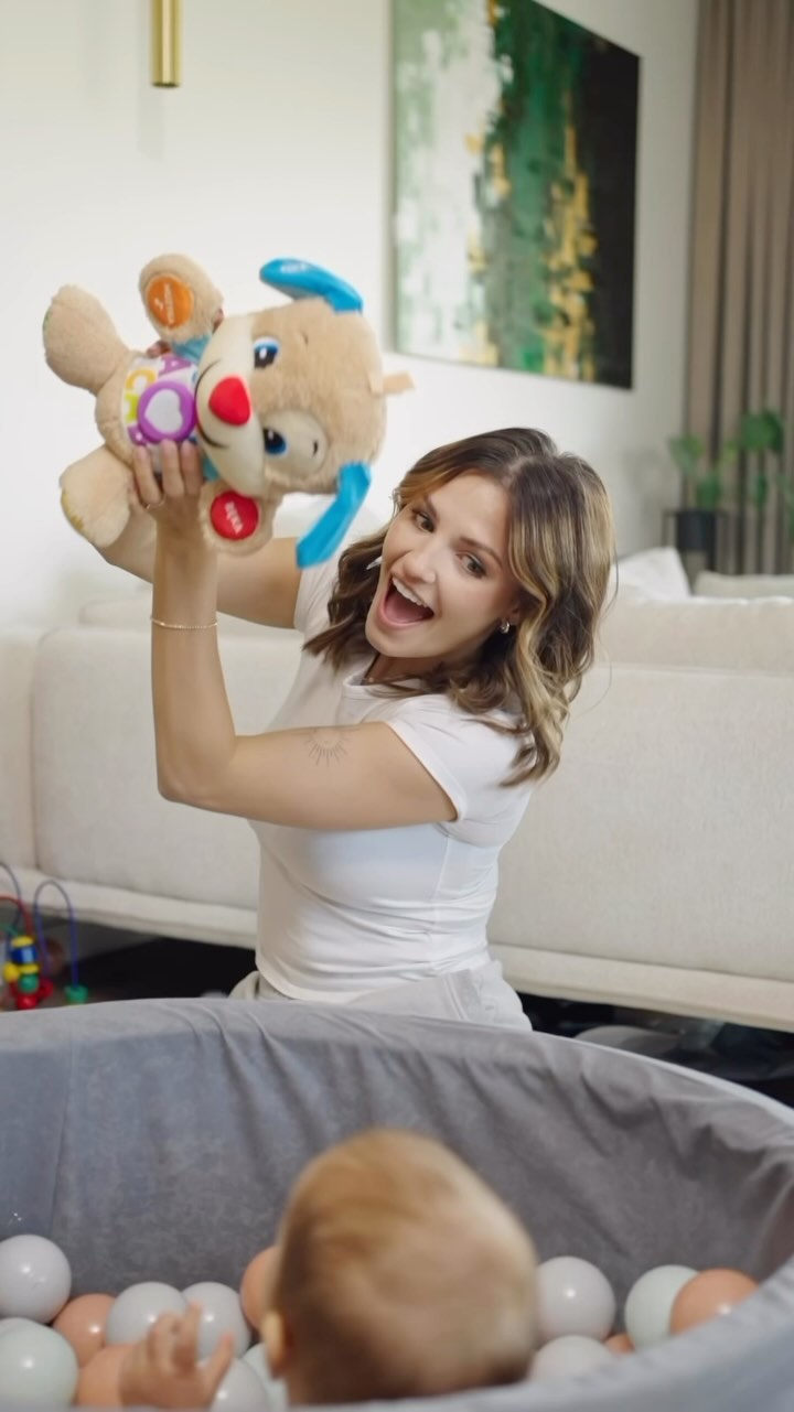 Instagram post by @aenka_an for Fisher-Price. Caption reads: Około 10 miesiąca życia warto wprowadzić do życia....