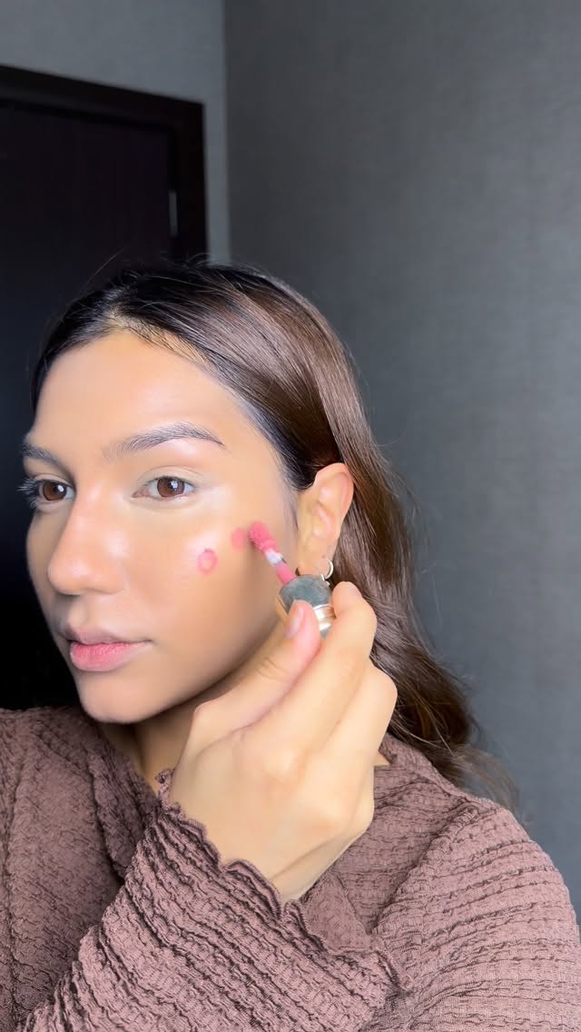 Instagram post by @elisyasandhaofficial for Hourglass Cosmetics. Caption reads: Everyday makeup tutorial 🤍

@hourglasscosmetics....