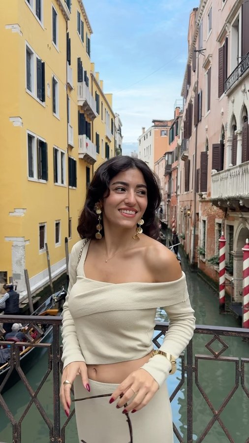 Instagram post by @melissakpolat for Black Fashion. Caption reads: Si si si 🇮🇹🍕🍝

#italy #italya #seyahat #gezgin....