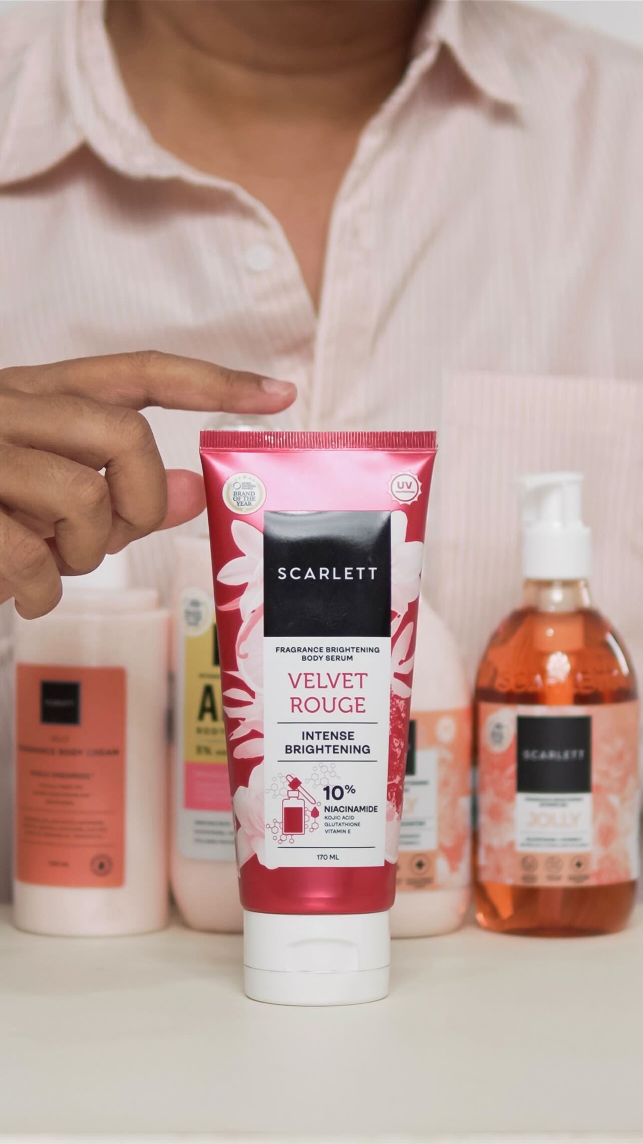 Instagram post by @hendrinurhasan for Scarlett Whitening. Caption reads: SCARLETT HOLIC NGA TUH.
Aku spill semuanya,....