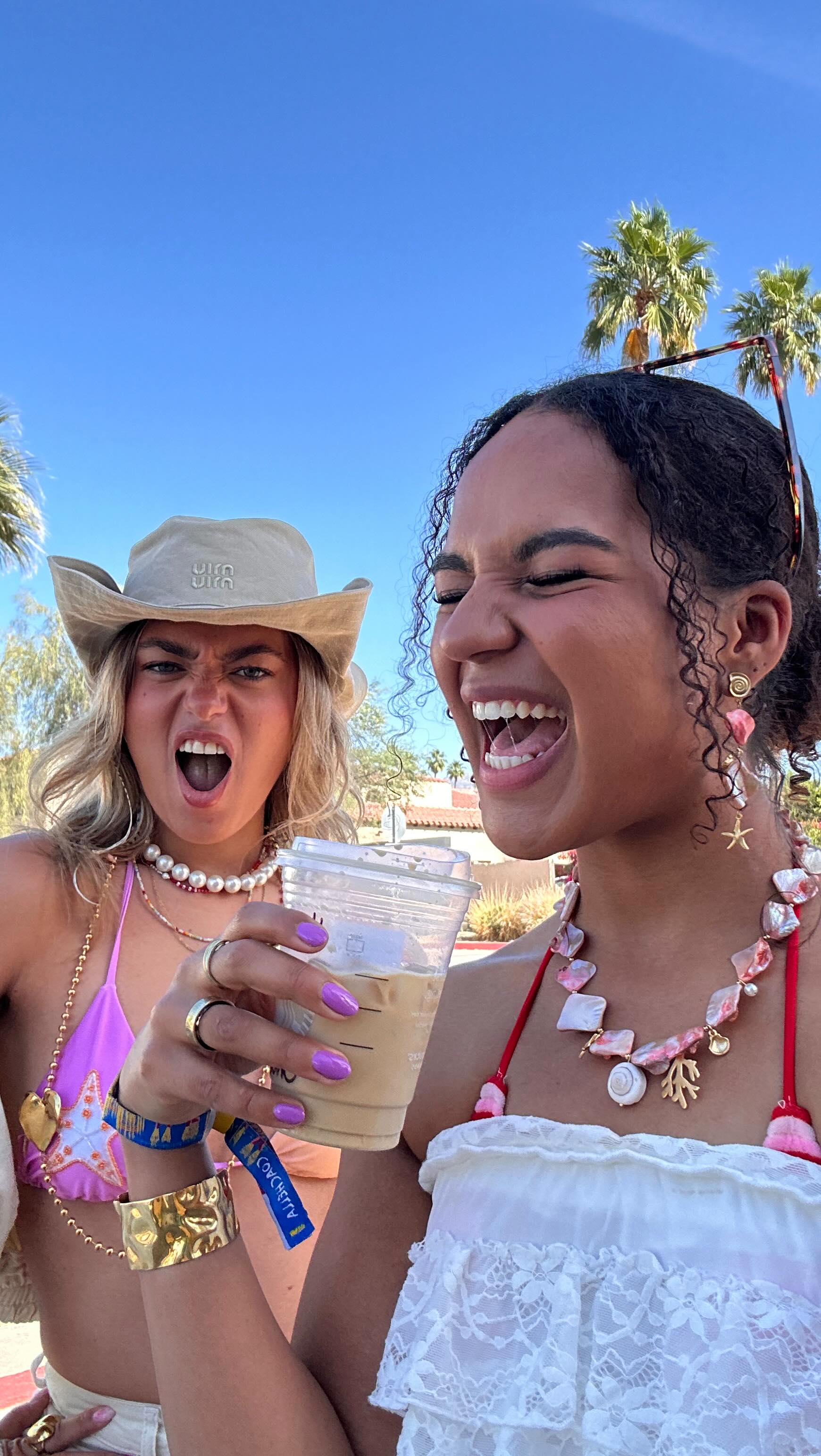 Instagram post by @xrosamillyx for LOAVIES. Caption reads: Nummer dat we zo gaan aanvragen op Coachella....