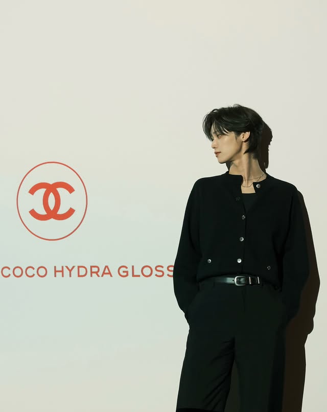Instagram post by @kkun.and for CHANEL. Caption reads: [...] #PR #ルージュココイドゥラグロス #ROUGECOCOHYDRAGLOSS....