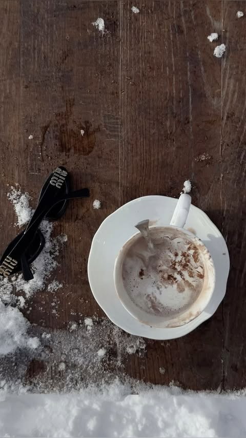 Instagram post by @leathurau for Vetsak. Caption reads: another cozy morning working from home @vetsak 💭....