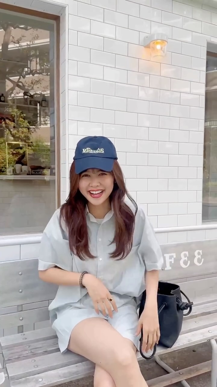 Instagram post by @matsumoto_erika for AXXZIA. Caption reads: *
もうあと数ヶ月で30歳を迎えるんだけど…
やっぱり気になってくる目周りの悩み🥹
母にも20代に....