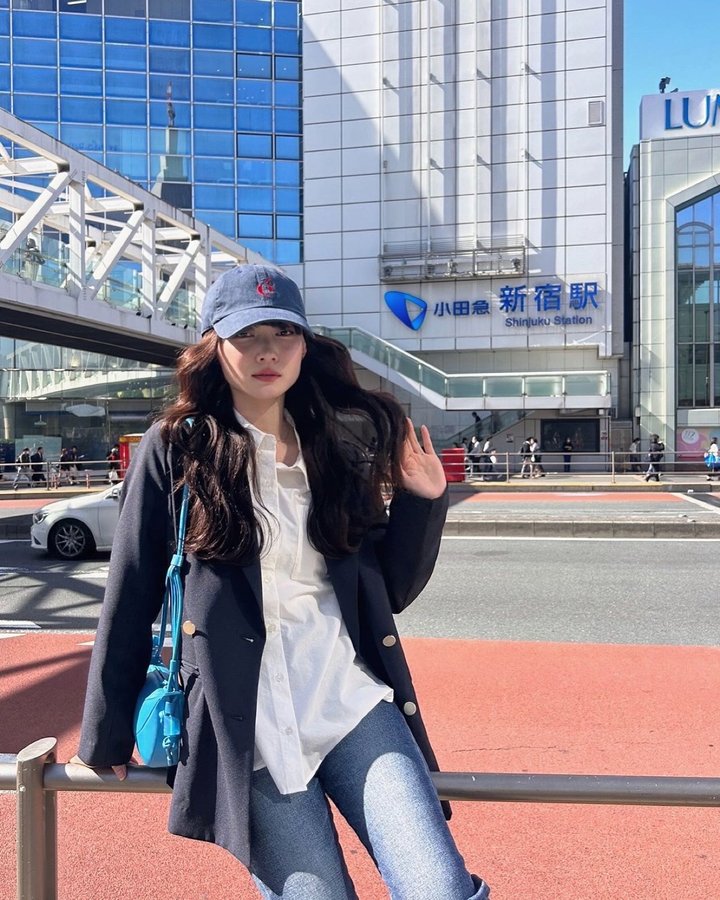 Instagram post by @nanagirl7 for MOUSSY. Caption reads: 🧥 @n._official 
👕 @cohina.official 
👖....