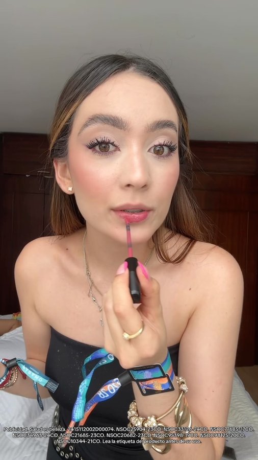 Instagram post by @ana_eusse1 for Cyzone. Caption reads: Este maquillaje estuvo WOW😍🩷 durará +15 horas?....