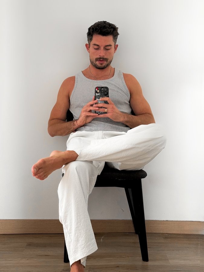 Instagram post by @davidrodriguee for Ron Dorff. Caption reads: [...] prefieres? 🕊️🤍 All of the tops from....