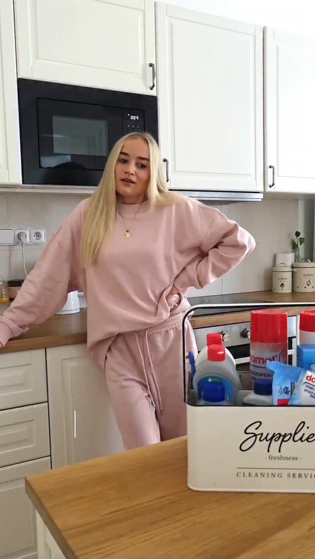 Instagram post by @anetjiskra for ROSSMANN Česká republika. Caption reads: Dnes si společně uklidíme domácnost - aneb všechny....