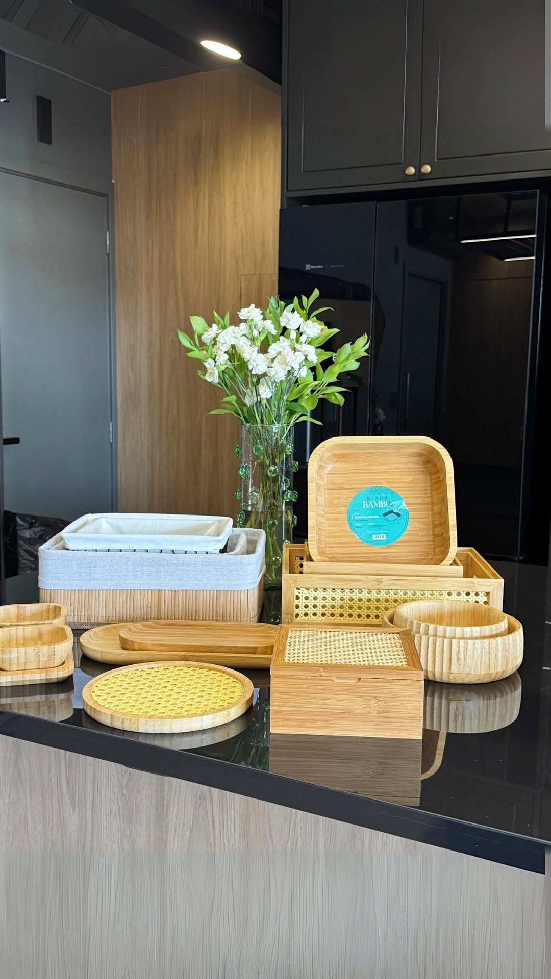 Instagram post by @natkoch for OIKOS. Caption reads: Que delícia é receber essa caixa recheada de....