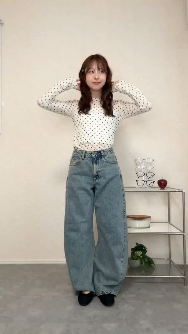 Instagram post by @rinaty_0416 for GU. Caption reads: GUの3Dバレルジーンズ着回しコーデ👖🤎シルエット可愛すぎる...🥹 [...].