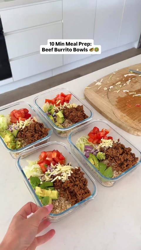 Instagram post by @dietitian.ellenkessling for Mingle Seasoning. Caption reads: 10 min meal prep!! 👇🏼

Beef burrito bowls....
