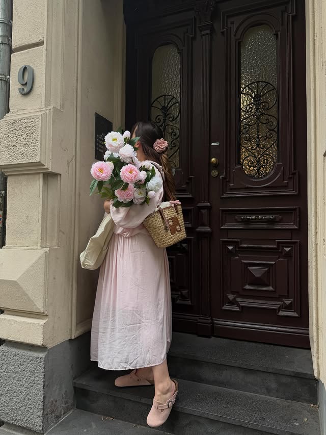 Instagram post by @allaboutmaerry for Spartoo. Caption reads: [...] a girl carrying flowers 🌷🎀 Outfit von....