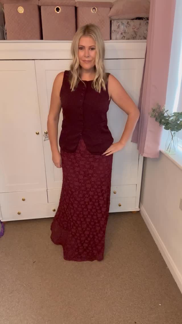 Instagram post by @janeybombshell for THREADBARE. Caption reads: Berry mad at the mo… fabulous for autumn.

Comment....