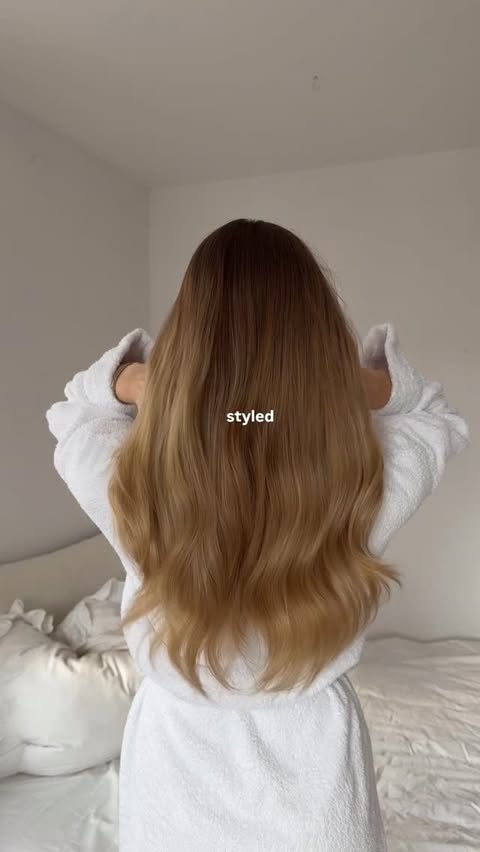 Instagram post by @karolinamalisova for Hairburst. Caption reads: [...] teď v akci 1+1 ZDARMA na @hairburst_cz ✨ a....