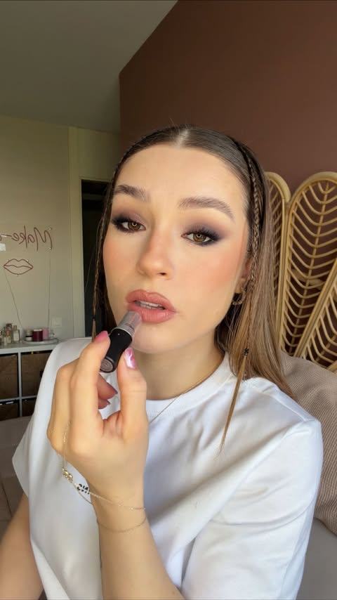 Instagram post by @busraungaann for Make Up For Ever. Caption reads: Kimler benimle aynı fikirde ?  #reklam
Kullandığım....