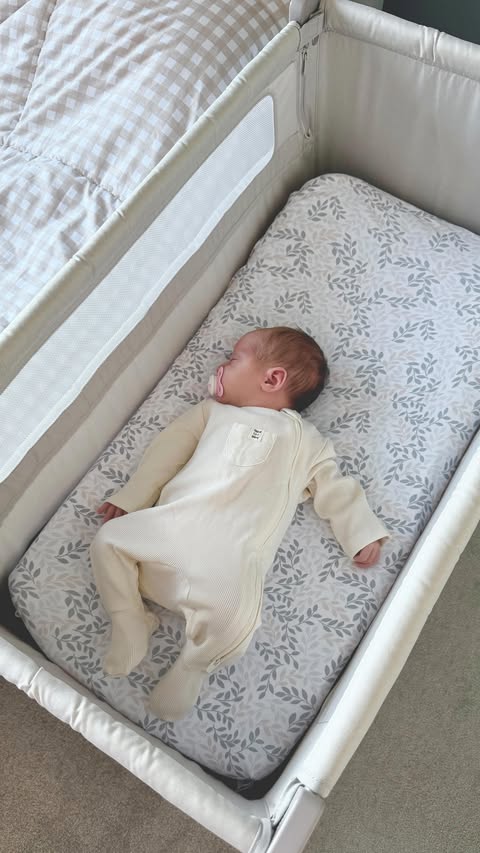 Instagram post by @leo_and_liliana for Shnuggle. Caption reads: [...] loves her new next to me crib from @shnuggle....