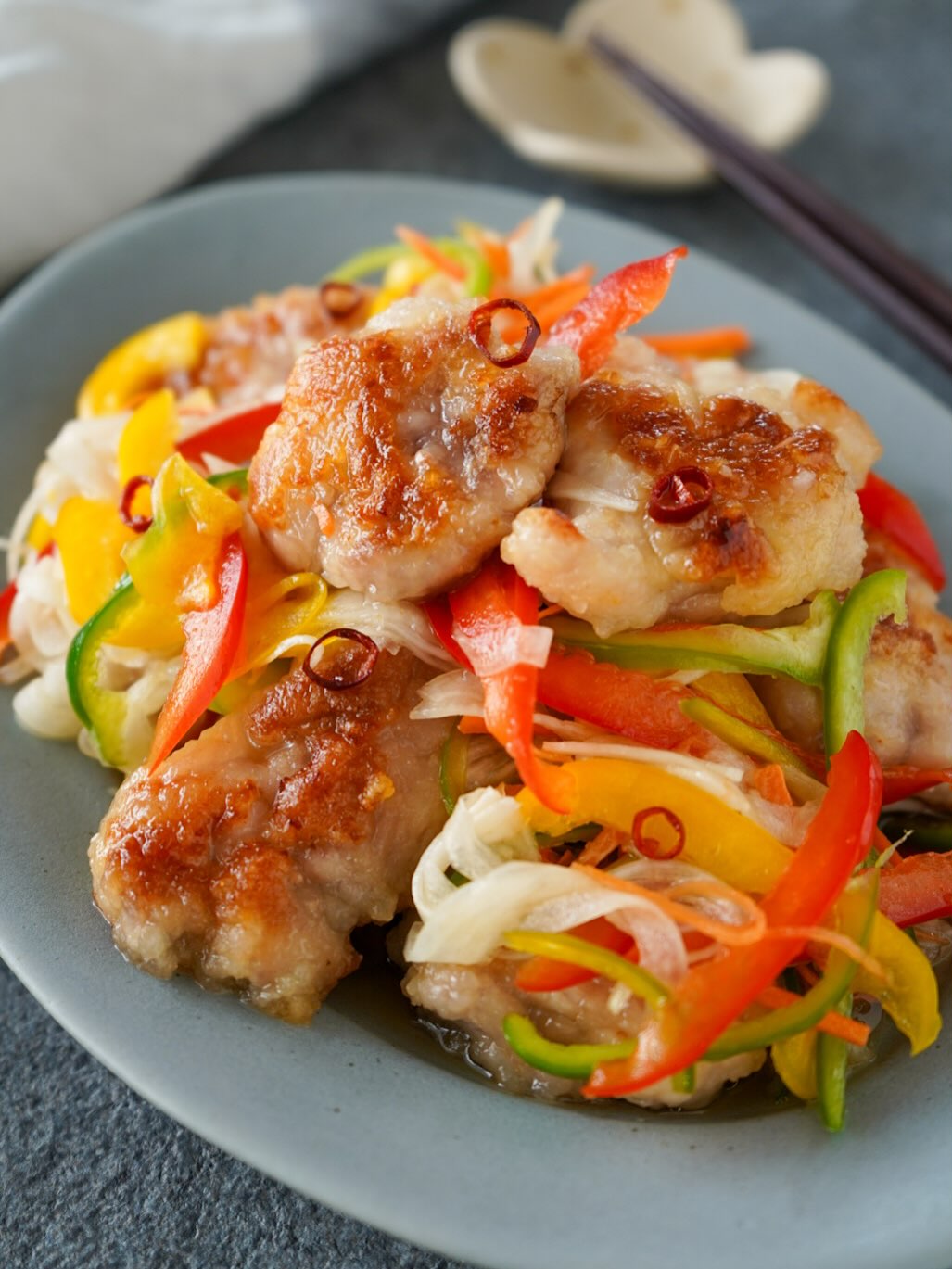 Instagram post by @sakosako352 for macaroni. Caption reads: 激うま♡野菜たっぷり
『鶏肉の南蛮漬け』夏にも嬉しいレシピ♪
もう、めっちゃ美味しいのよこれ🥰
漬....