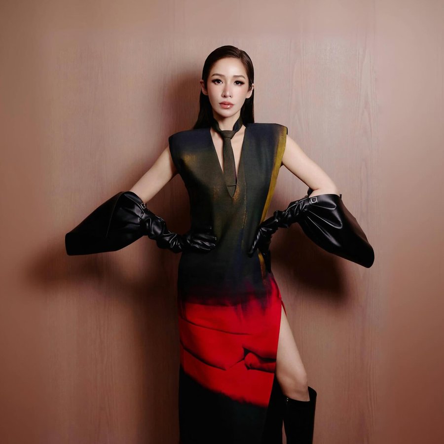 Instagram post by @hsiaoelva for JIL SANDER. Caption reads: 站在光影裡，感受愛的節拍✨
@JilSander
Standing in the light and....