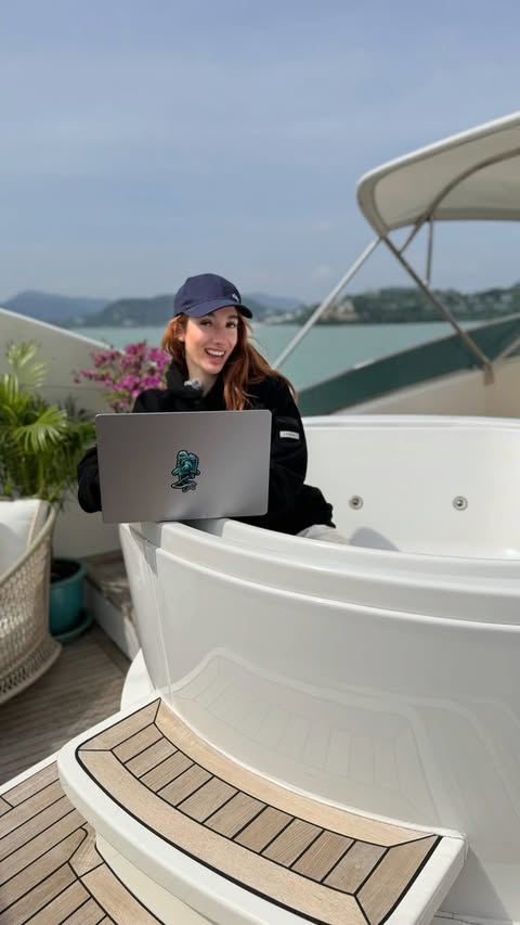 Instagram post by @tech.unicorn for VIAIM. Caption reads: [...] starter pack👇Starlink, @meta Ray Bans,....