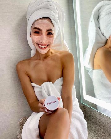 Instagram post by @xvndii for Alya Skin. Caption reads: Having drier skin that breaks out occasionally,....