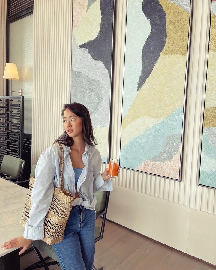 Instagram post by @acupper for Hoiana Hotel & Suites. Caption reads: #ad món tây hay món á? 😚 A thích ăn đồ....