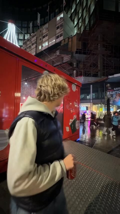 Instagram post by @clementine_caron for Coca-Cola. Caption reads: Publiciteit voor @cocacolaeurope - Het leven kan....