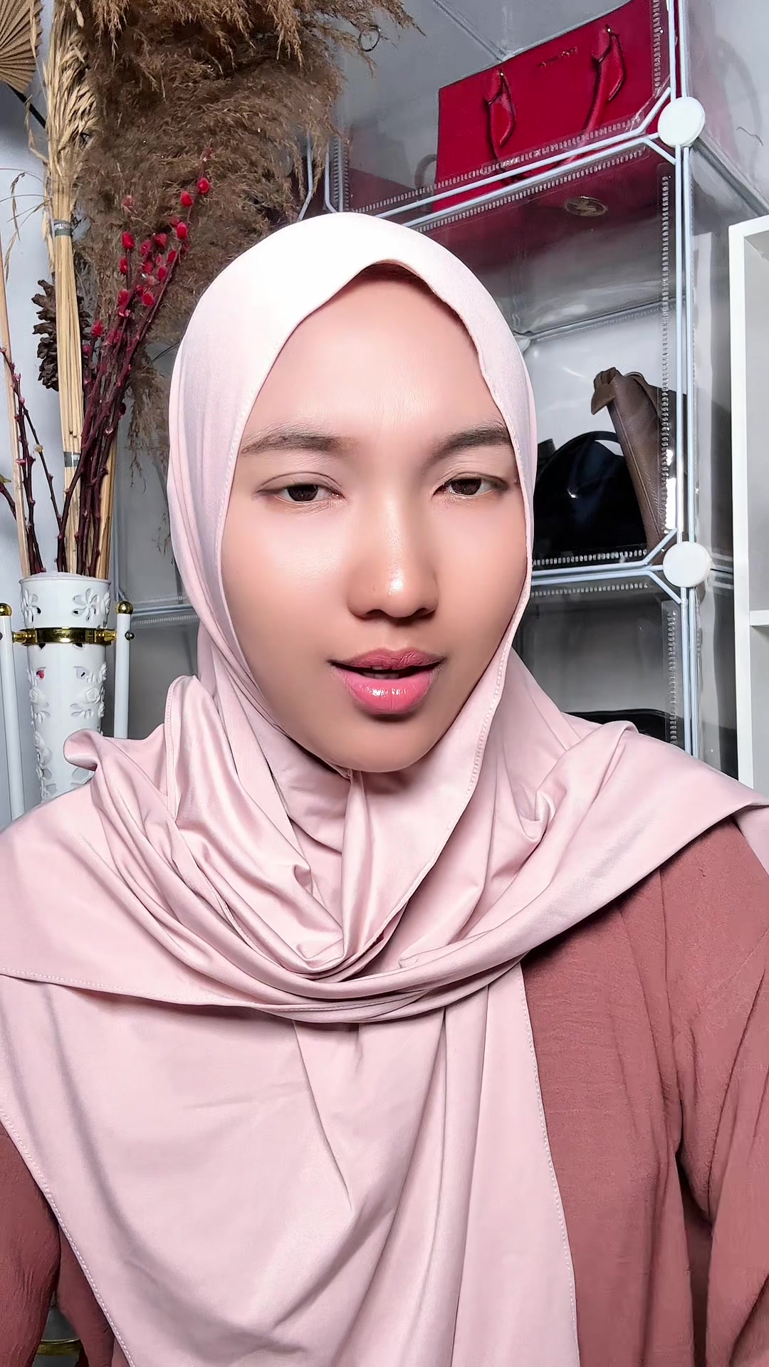 TikTok post by @tiarawdht for Kezia Beauty. Caption reads: [...] merata pakai Kezia DarkSpot Series @KEZIA....