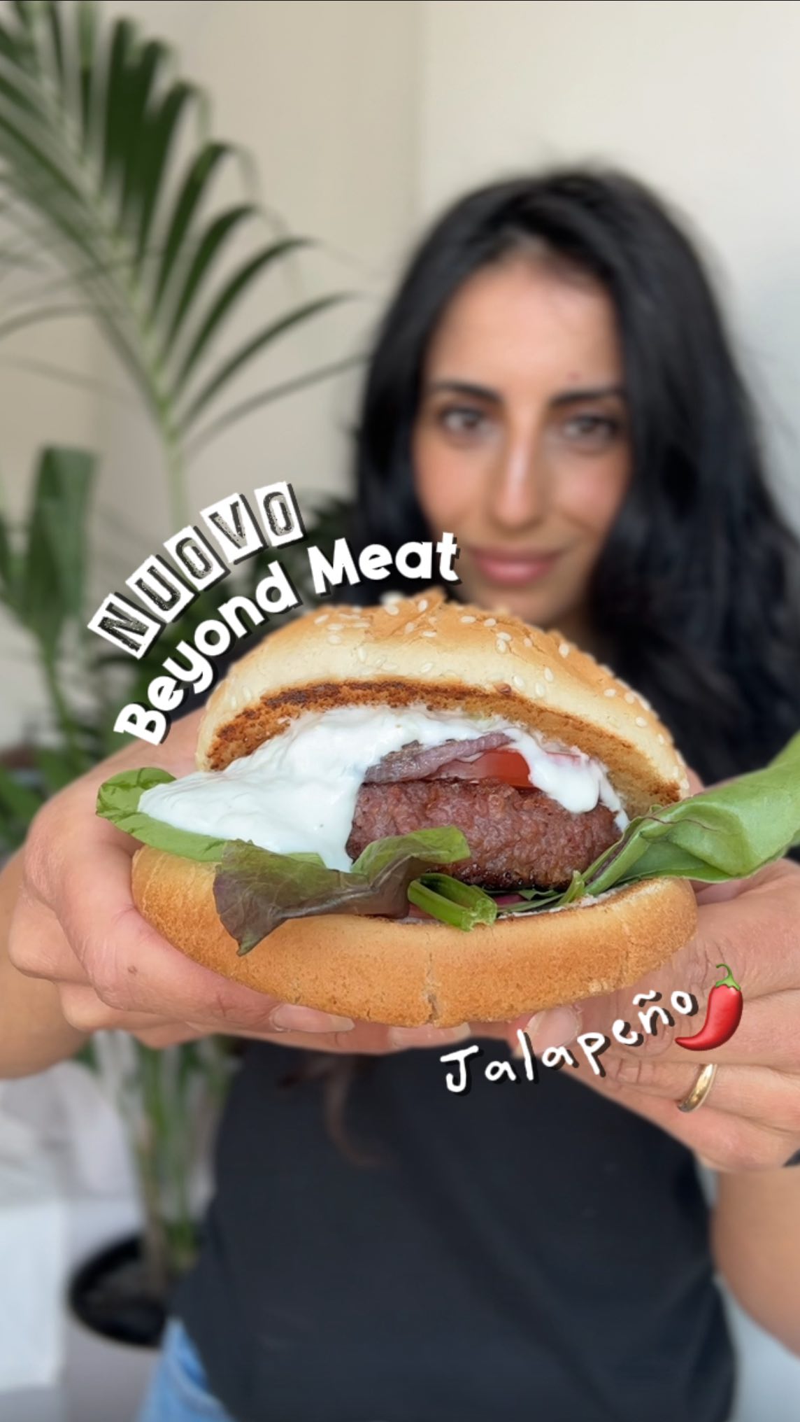 Instagram post by @laviniadvisor for Beyond Meat. Caption reads: Questo non è un burger di carne, 
ma dopo....