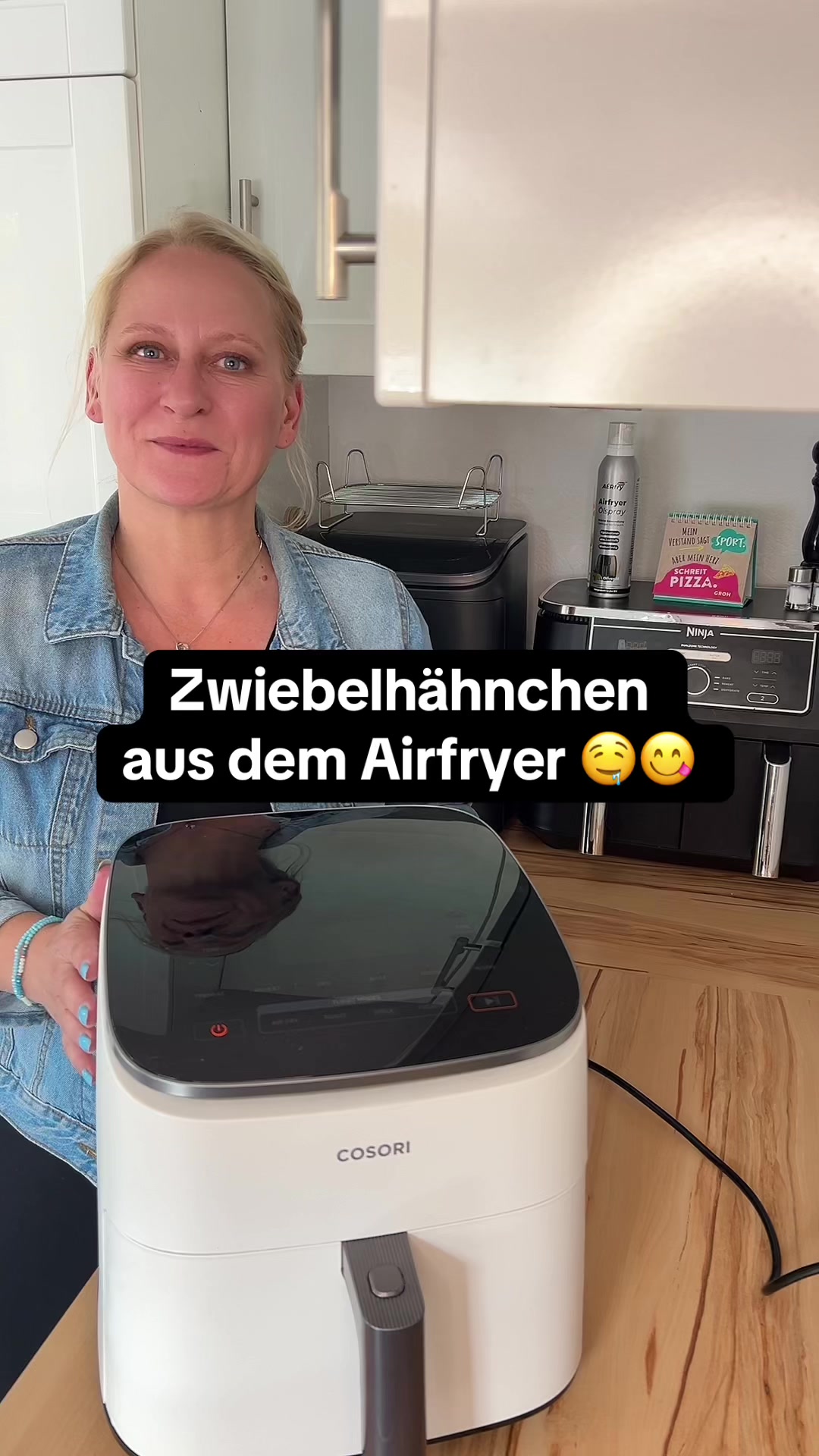 TikTok post by @meinehlf for COSORI. Caption reads: 🍗✨ ZWIEBELHÄHNCHEN aus der Heißluftfritteuse ✨🧅....