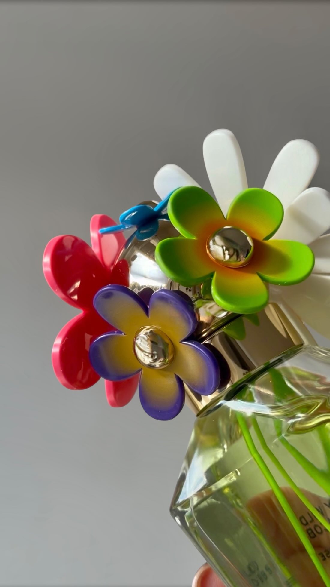 Instagram post by @addict_to_beauty_ for Marc Jacobs. Caption reads: [...] 🌸🍃

Daisy Wild Eau So Intense by Marc....