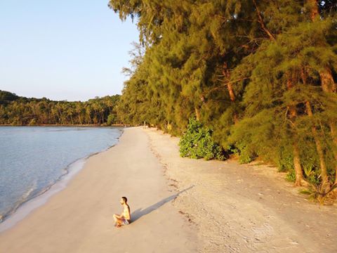 Instagram post by @travelingwithstyle_ for Condé Nast Traveller. Caption reads: The vibrant skies in Thailand never disappoint....