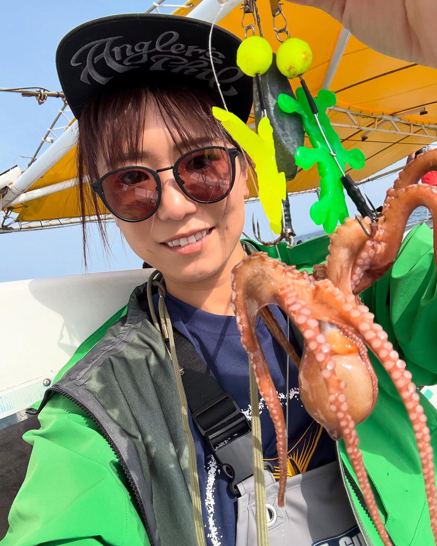 Instagram post by @ayaka.ouo.fishing for ShimanoFishing Japan. Caption reads: タコめちゃくちゃいい感じになってきました🐙♡♡

あれこれと釣れるパターンはありますが、、、

ま....
