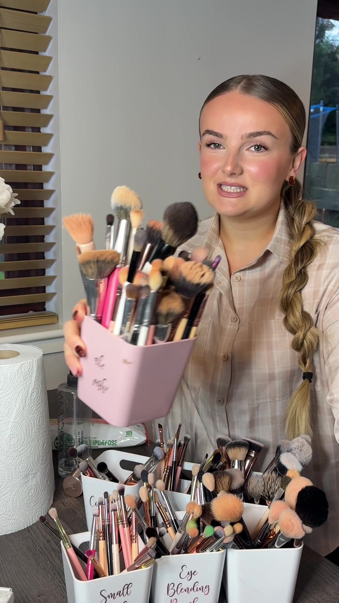 TikTok post by @jessicatrant7 for ISOCLEAN. Caption reads: Don’t forget to clean your makeup brushes 👌🏽 -....