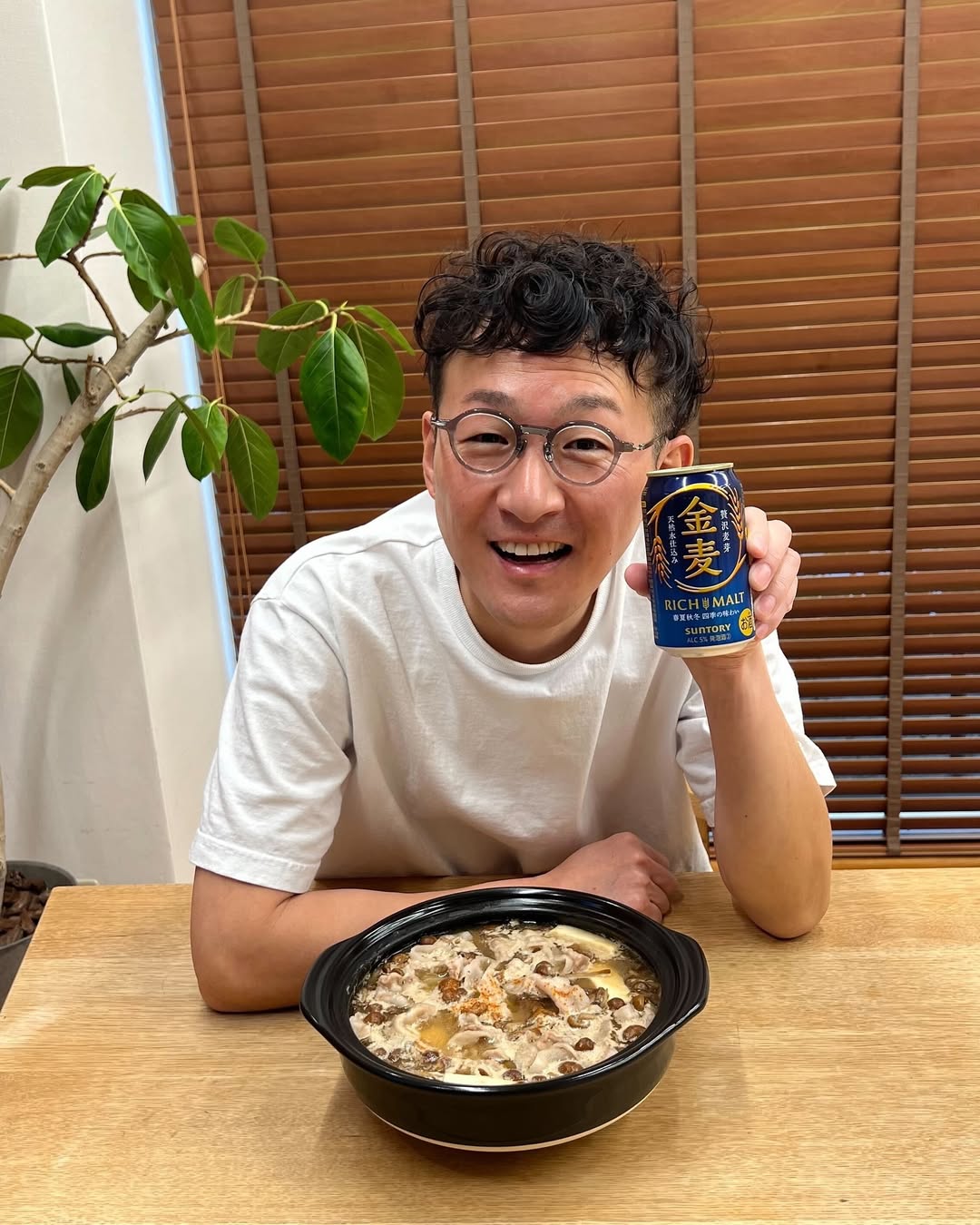 Instagram post by @hiro88 for Suntory. Caption reads: 焼きなめこ鍋作りました。
金麦と合うので是非作ってみてくださいね。
今なら #あったか土鍋....