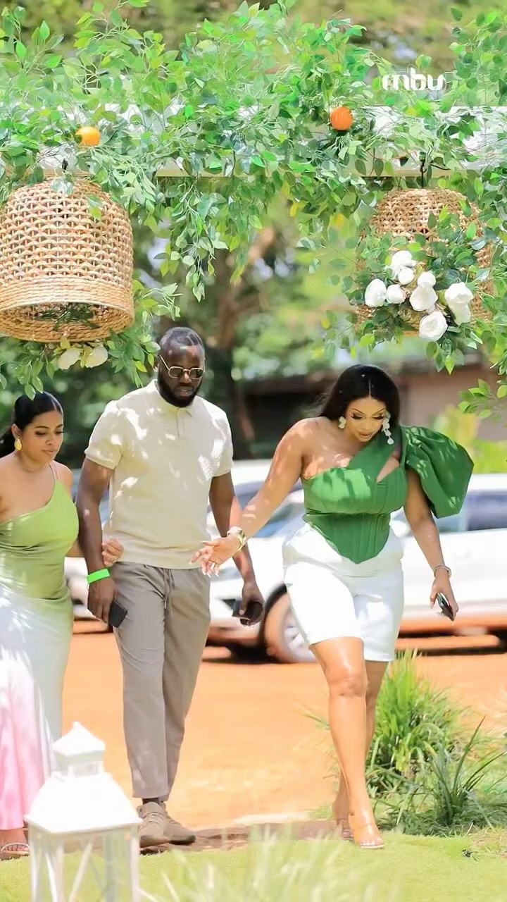 Instagram post by @mamideb for Tanqueray. Caption reads: #AD @tanqueraygin @tanquerayafrica 

Spreading....