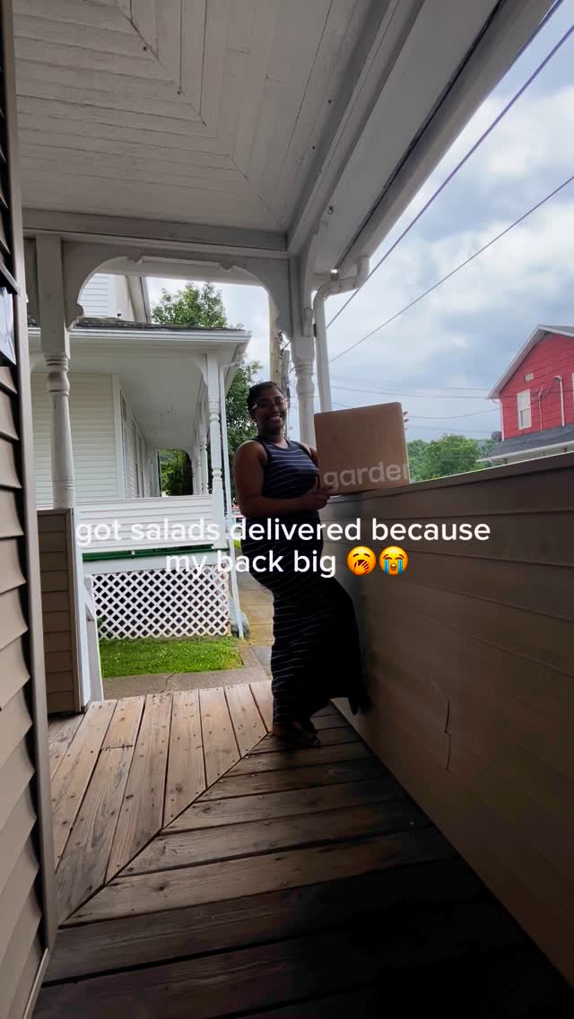 Instagram post by @lifeofmamalex for Gardencup. Caption reads: [...] fridge and boom: salad. 🧖🏽‍♀️ Thanks....