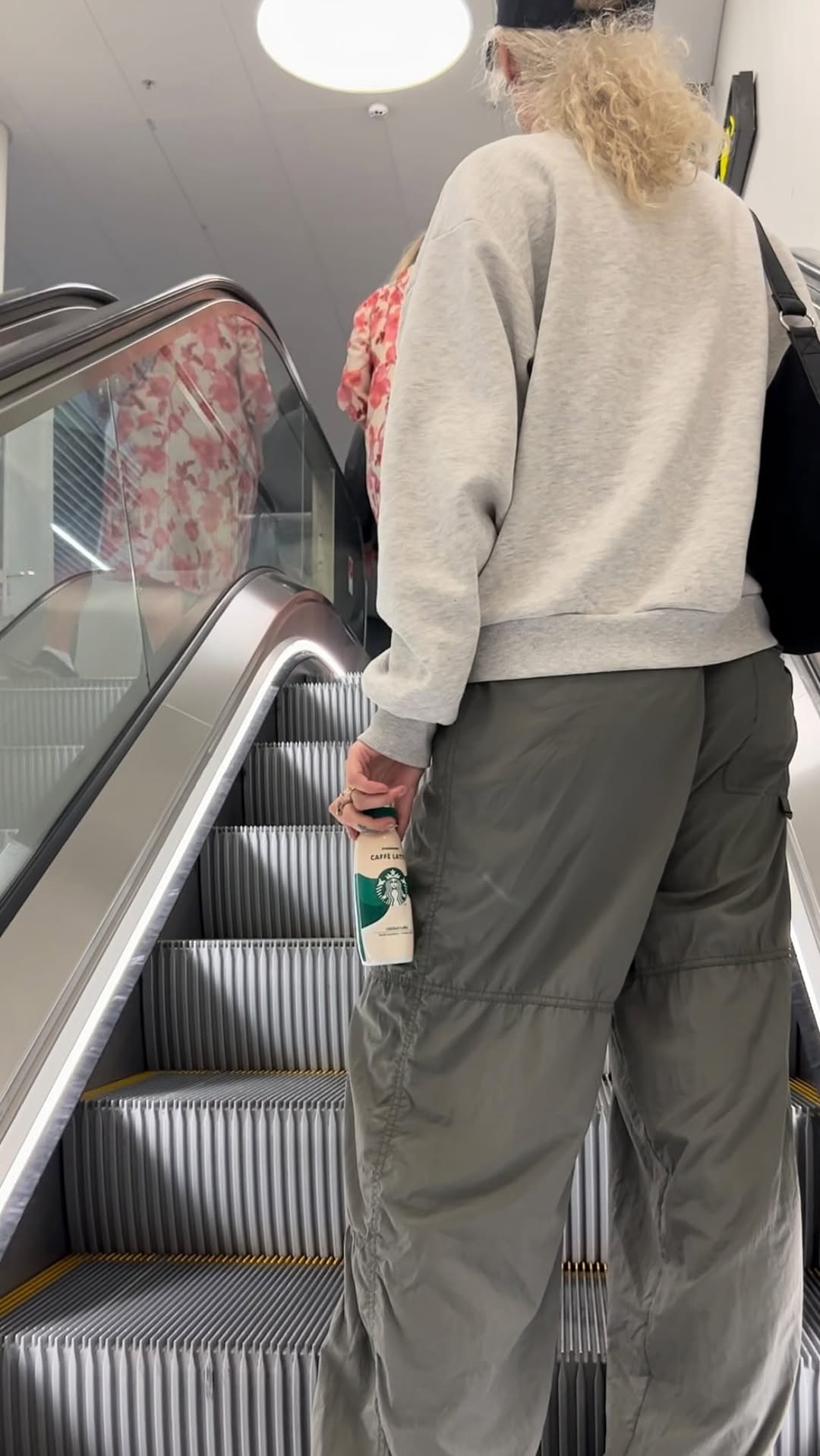 Instagram post by @josefineviebke for Starbucks Chilled Coffee. Caption reads: Reklam för @starbuckschilledcoffee 

Jag dricker....