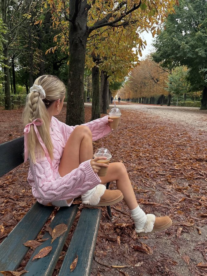 Instagram post by @ledlwedl for Spartoo. Caption reads: [...] pink fall vibes for you🧸🎀🧺🧦🧋
Ad |....