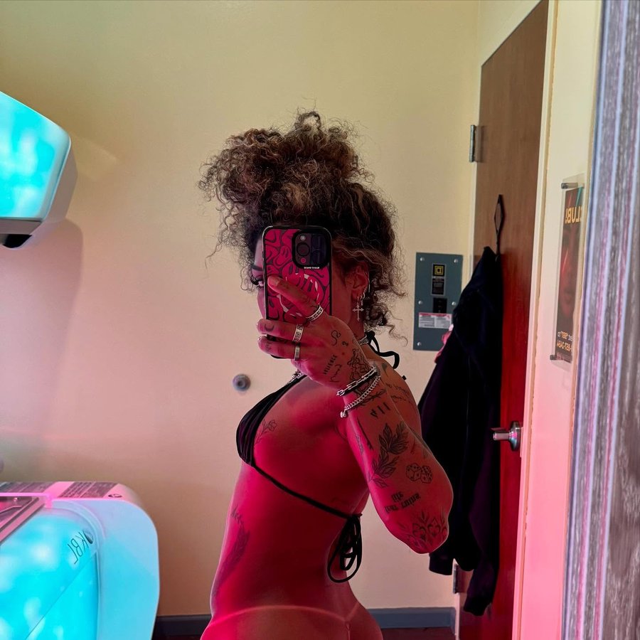 Instagram post by @ashleyshack for Sleek Fit Jewelry. Caption reads: dumpy dump 🩷

dc: SHACK.