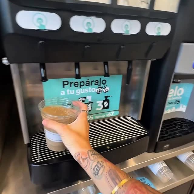 Instagram post by @sihirbazbayan for 7-Eleven. Caption reads: Her ülkede karşıma çıkan, sanki eski bir arkadaş....