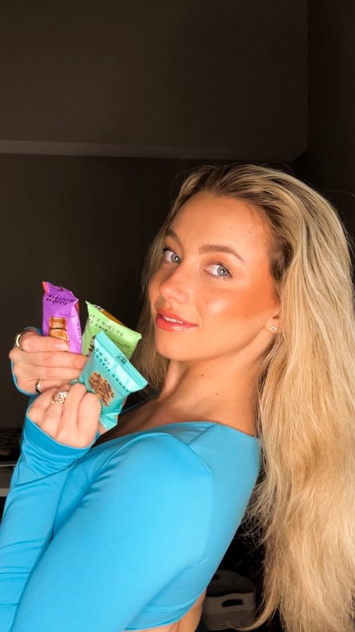 Instagram post by @kleinepowell for TRUBAR. Caption reads: [...] ME if you think I’m not eating dessert....