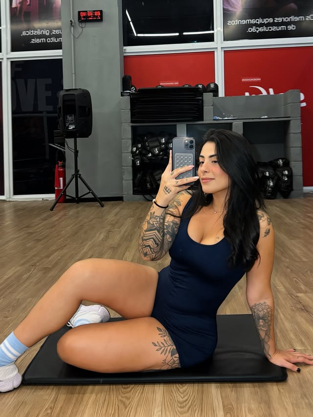 Instagram post by @thaynauuchoa for Selfit Academias. Caption reads: 💪🏻✨ @selfitacademias . @selfit.recife @weburnapp....