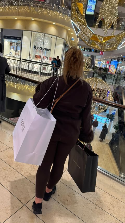 Instagram post by @life_stlye_by_boni7 for Yitahome. Caption reads: [...] table is perfect for your home!
Thanks....