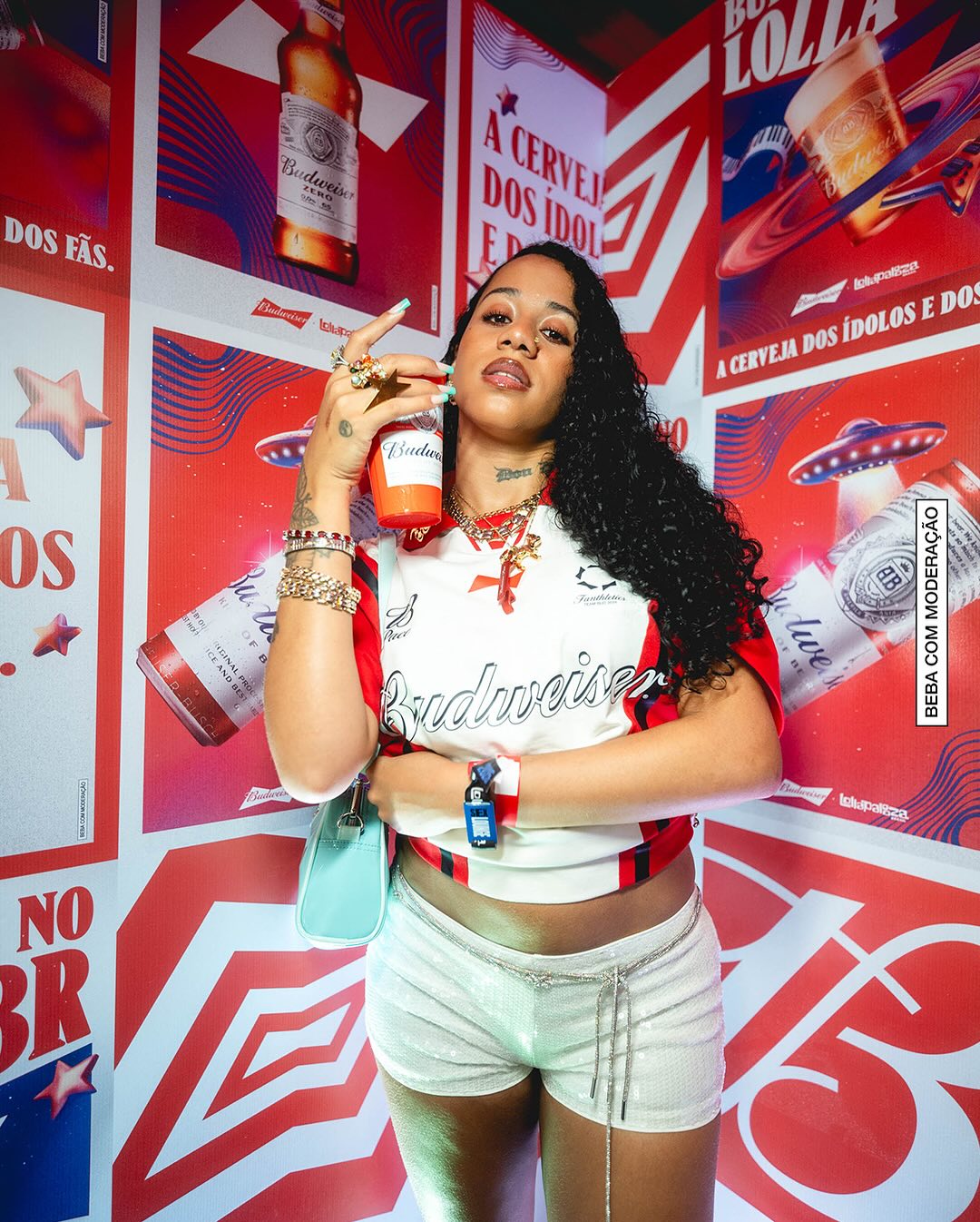 Instagram post by @tracieokereke for Budweiser. Caption reads: Hoje curtimos o Lolla BR no stand da Bud que é a....
