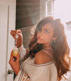 Instagram post by @thekennedycurate for Obviously. Caption reads: Are you more SKIN CARE🌿 or MAKEUP💄junkie?
•
I’m....