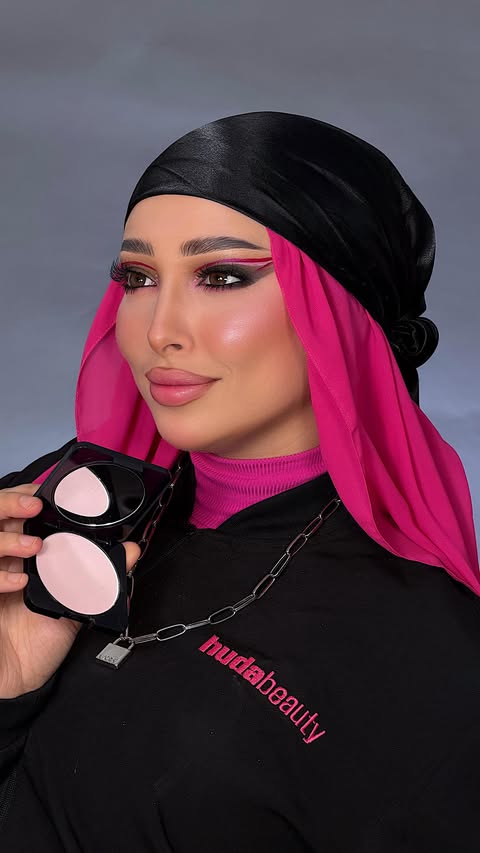 Instagram post by @re._.nna for Huda Beauty. Caption reads: The new compact powder BY @hudabeauty ✨ 
....