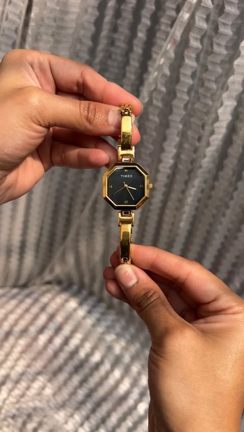Instagram post by @rakshinda_shaikh for Amazon Luna. Caption reads: ⚠️ASMR⚠️Unique Green Dial Vintage Watch For Rs....