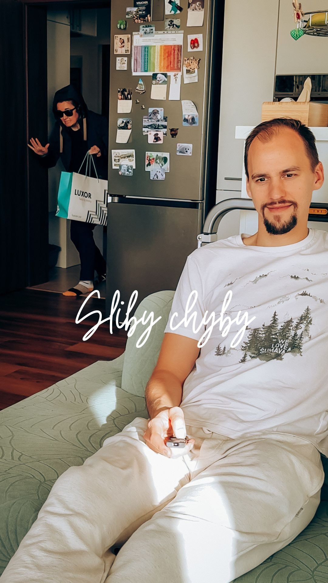 Instagram post by @holkazmoravy for Knihkupectví Luxor. Caption reads: Ups… 🫣 Ale dobře mi tak, když slibuju takové....