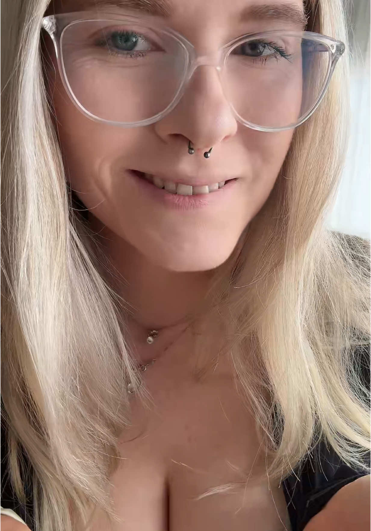 TikTok post by @maria.johanna.07 for Smilodox. Caption reads: Mein Outfit für den Tag, alles von @smilodox  Lust....
