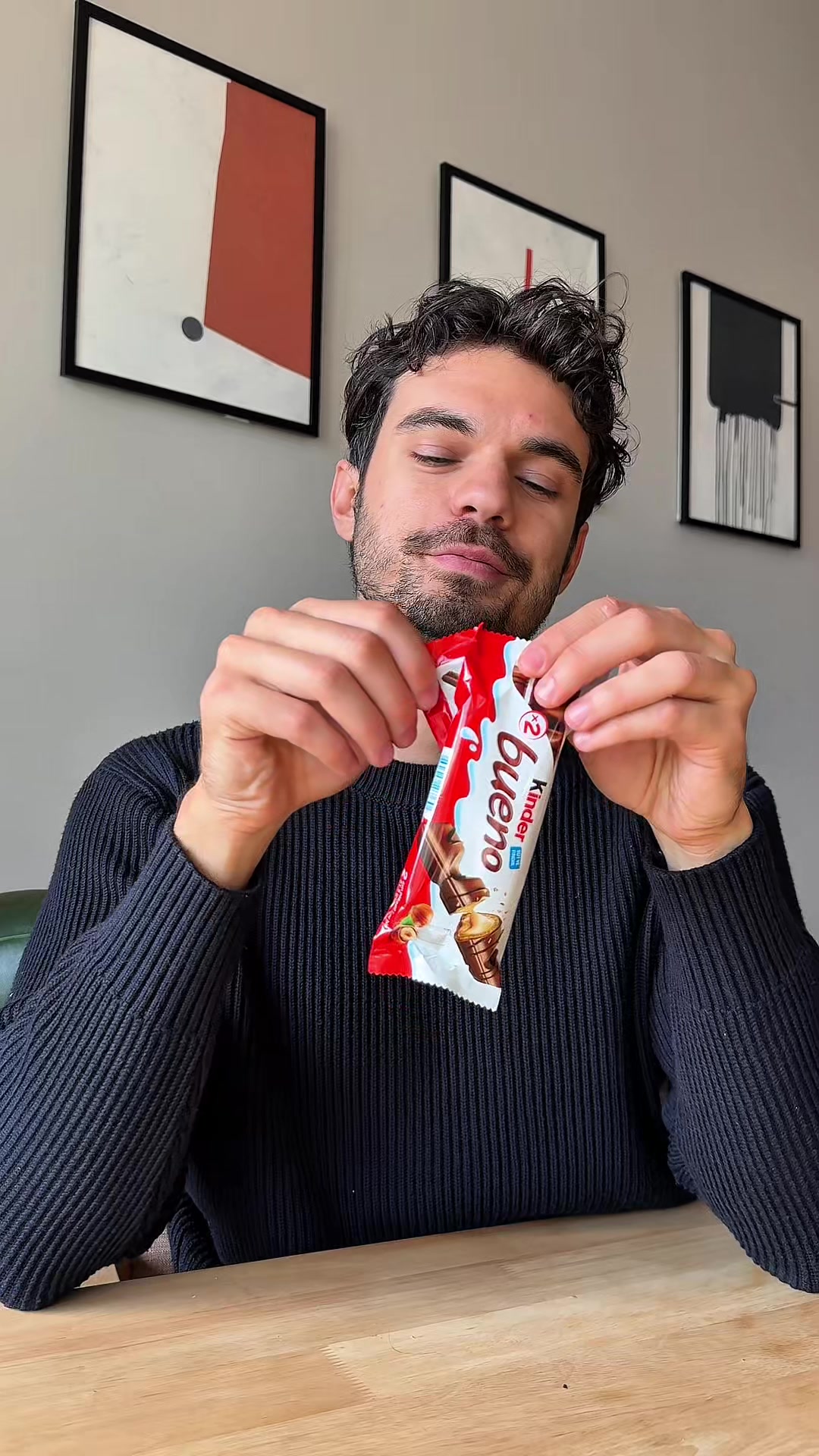 TikTok post by @tunagezz for Kinder. Caption reads: Kinder Bueno’ylaysam mutluyumdur! Tam istediğim....